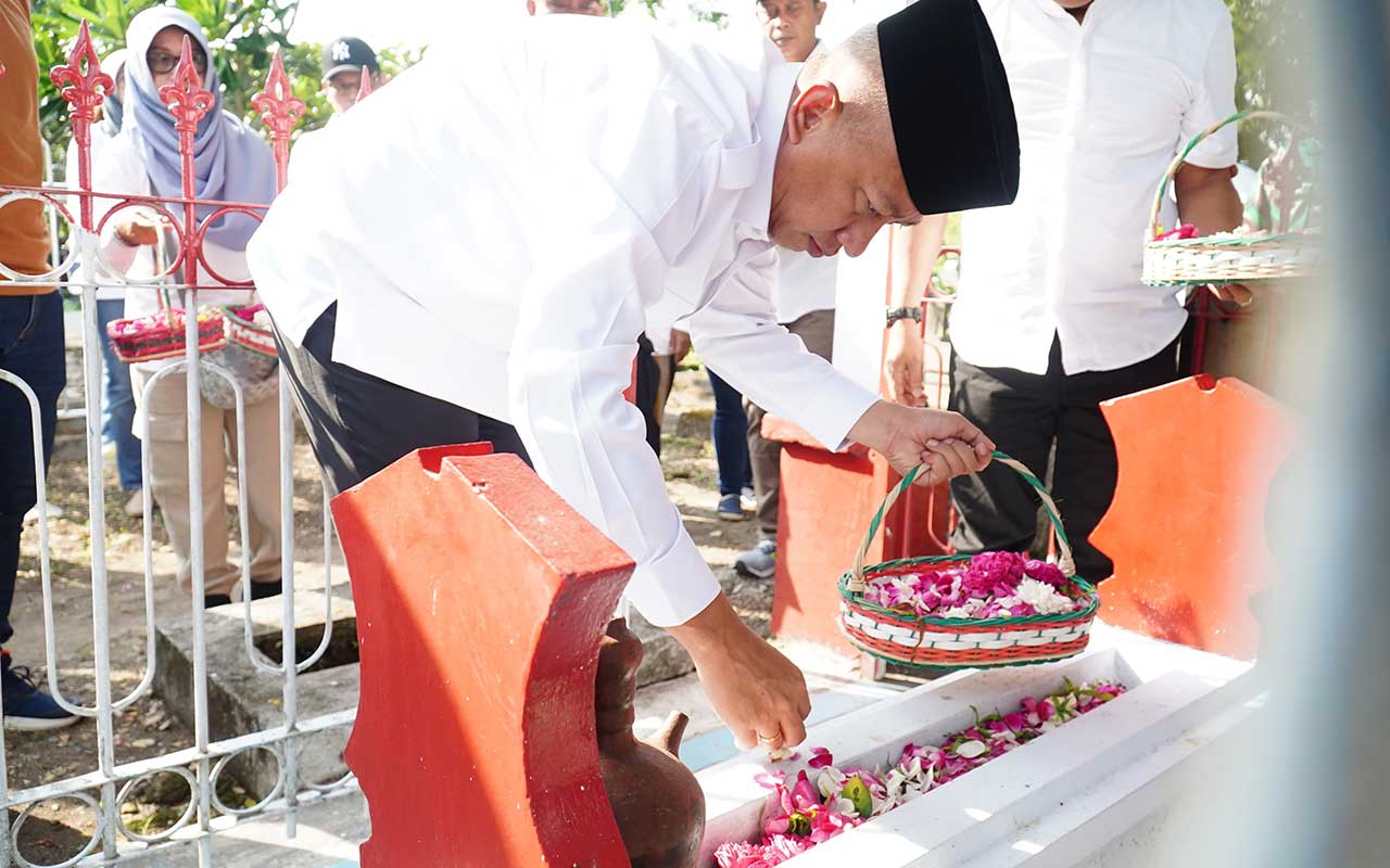 Penjabat (Pj) Bupati Nganjuk, Sri Handoko Taruna menabur bunga ke makam aktivis buruh Marsinah, di Desa Nglundo, Kecamatan Sukomoro, Nganjuk, Rabu (1/5/2024).