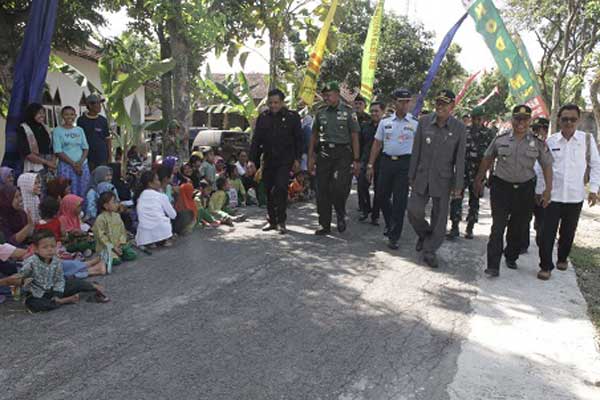 Dandim 0810 Nganjuk bersama Plt Bupati Nganjuk tiba di lokasi pengerjaan jalan baru. foto: bambang/ bangsaonline.