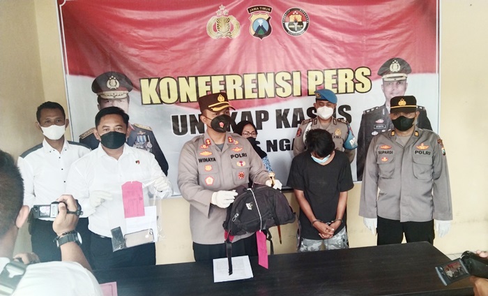 Kapolres Ngawi AKBP I Wayan Winaya saat konferensi pers, Senin (17/1/22).