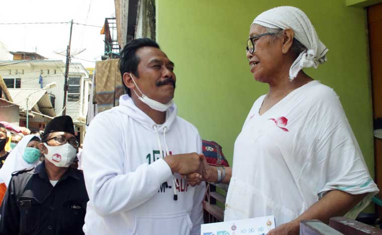 Qosim ketika menyapa warga di wilayah perkotaan. foto: ist.
