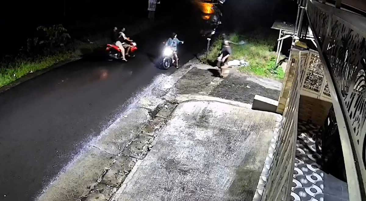 Rekaman CCTV aksi teror bersajam di Kecamatan Prigen, Kabupaten Pasuruan.