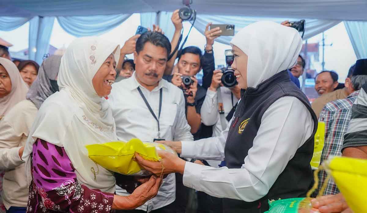 Gubernur Khofifah Gelar Pasar Murah di Pacet, Warga Antusias Borong Sembako