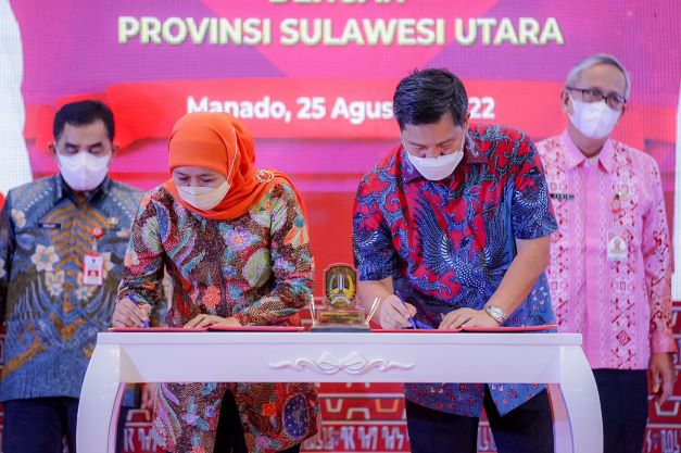 Gubernur Jawa Timur menandatangani MOU dengan Wakil Gubernur Sulut  Steven Kandouw  di Sintesa Peninsula Hotel Manado, Kamis (25/8). Foto: Humas Pemprov Jatim