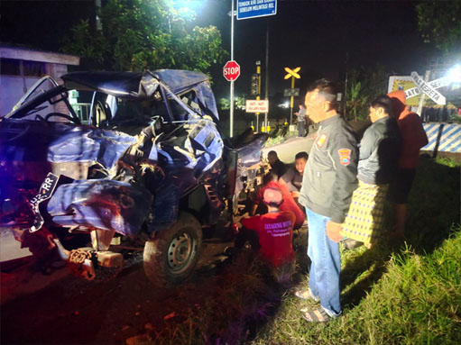 Kondisi mobil pick up yang ditabrak KA Rapih Doho di Ngadiluwih. 