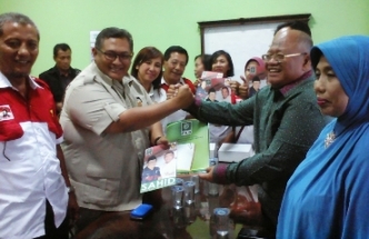 PAMFLET – Kader Partai Gerindra, Hidar Assegaff menunjukkan pamflet bergambar dirinya dengan Ketua DPC PKB H Saiful Ilah saat menyerahkan pendaftaran cawabup PKB, kemarin (28/5). Foto: musta’in/BANGSAONLINE