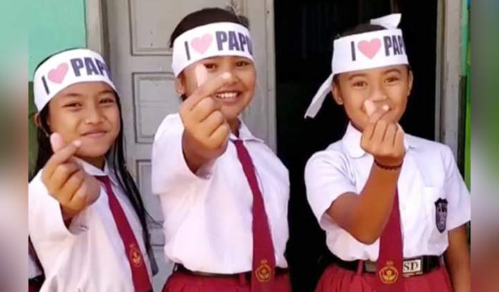 Para pelajar SD dengan atribut "Aku Cinta Papua".