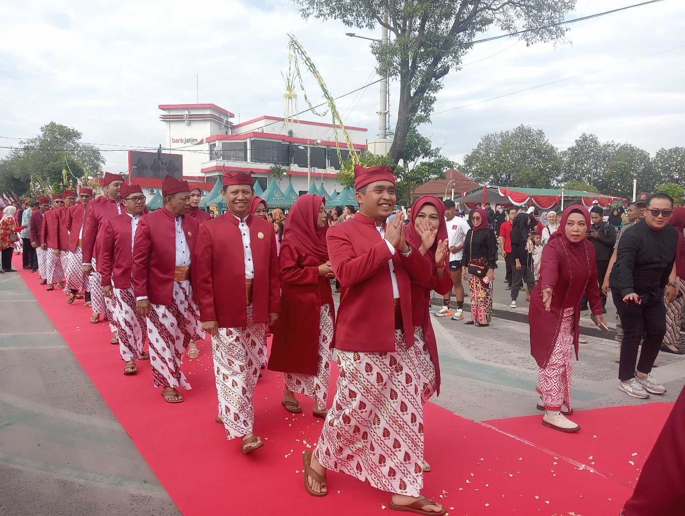 Wali Kota Pasuruan, Adi Wibowo beserta jajaran mengikuti pawai hari jadi didampingi istri
