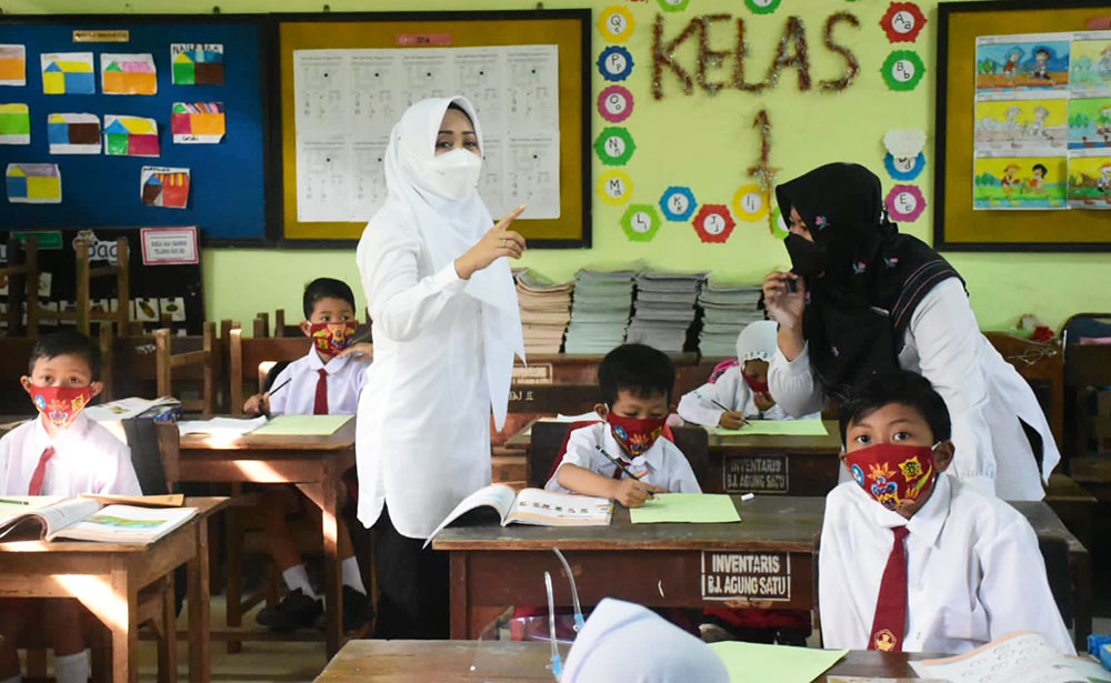Bupati Ikfina ketika meninjau pembelajaran tatap muka di beberapa sekolah di Mojokerto.
