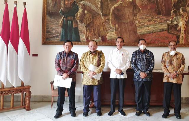 Presiden foto bersama udsai rapat konsultasi dengan jajaran Pimpinan DPD RI, Jumat (19/6/2020) pagi di Istana Bogor.  Rapat diikuti Ketua AA LaNyalla Mahmud Mattalitti, Wakil Ketua I Nono Sampono, Wakil Ketua II Mahyudin dan Wakil Ketua III Sultan Baktiar Najamudin. 