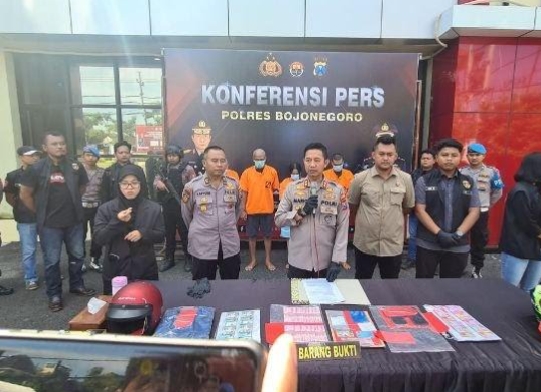 Konferensi pers Polres Bojonegoro dalam pengungkapan kasus sindikat pengedar uang palsu