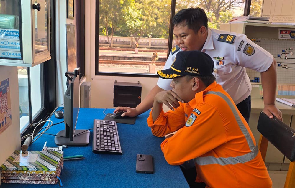 Pemeriksaan dilakukan terhadap fasilitas pelayanan serta administrasi perjalanan kereta api guna memastikan seluruh operasional berjalan sesuai standar.