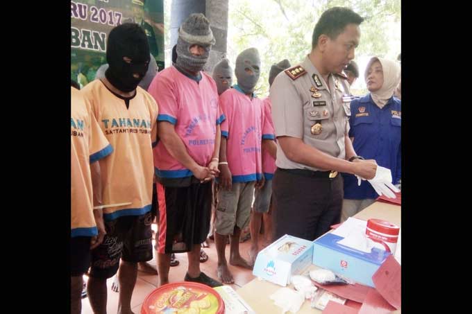 Para tersangka saat dirilis di Mapolres Tuban.