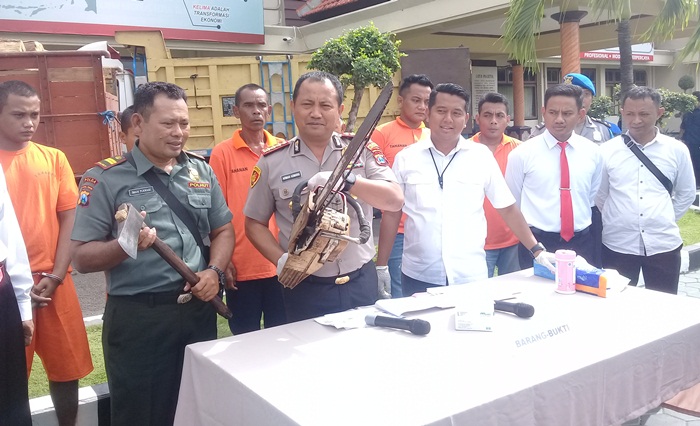Kapolresta bersama Kasat Reskrim dan Polhut menunjukkan alat yang dipakai mencuri kayu.