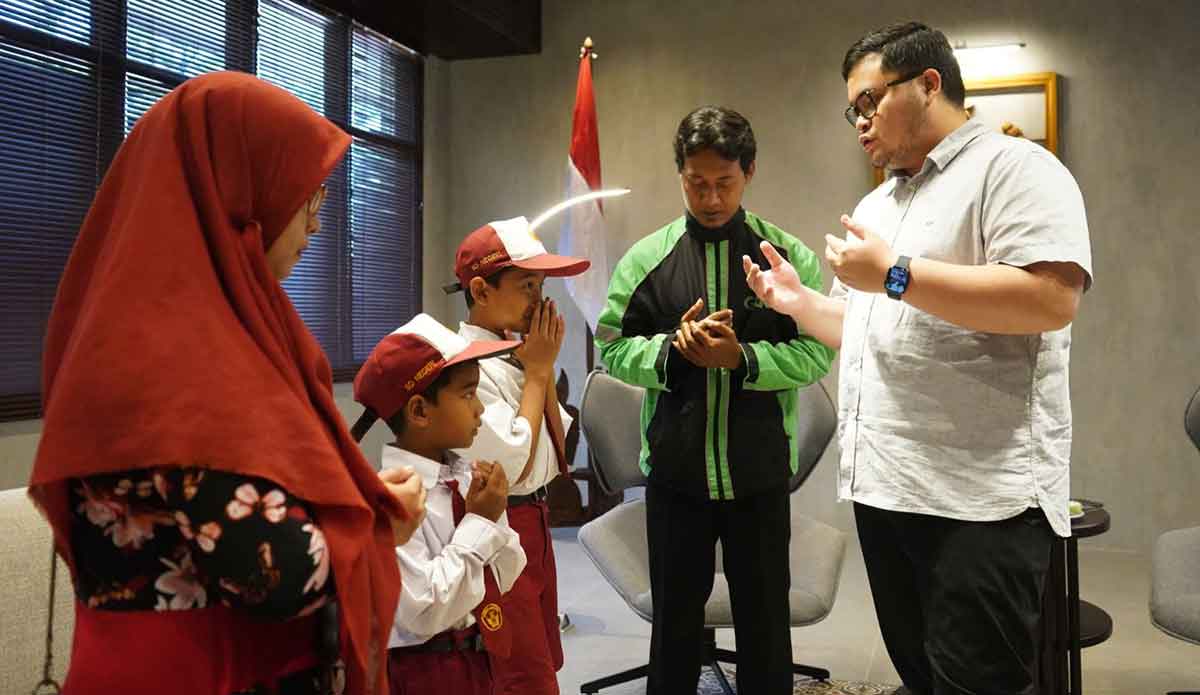 Bupati Kediri, Hanindhito Himawan Pramana, bersama Anggit Setiawan selaku driver ojol yang menemukan uang Rp5 juta dan keluarganya. Foto: Ist