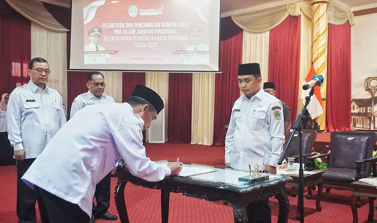 Wali Kota Pasuruan saat melantik 106 PNS Fungsional.