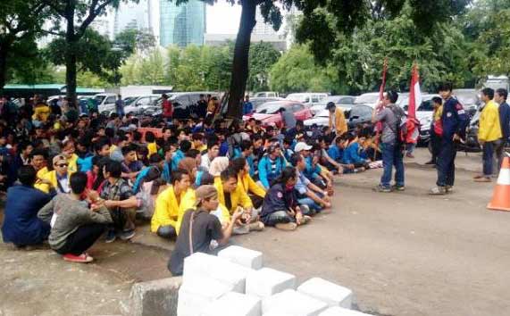 Sejumlah mahasiswa saat demo di depan rumah SBY