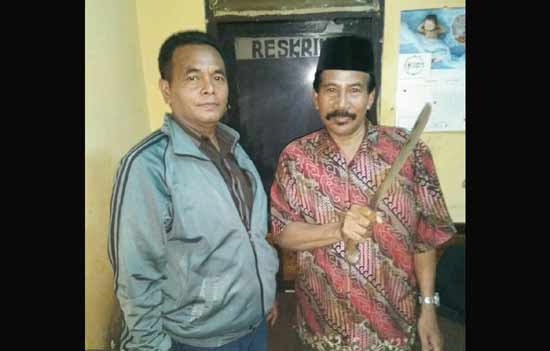 Sultono (kanan) saat di Mapolsek Buduran, beserta barang bukti senjata tajam.