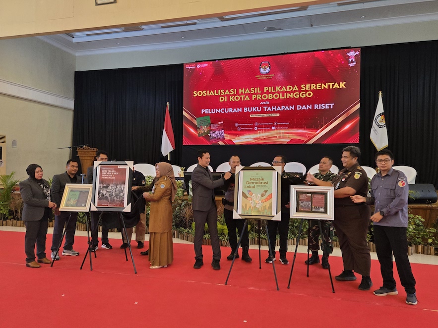KPU saat meluncurkan dua buku riset terkait Pilkada serentak tahun 2024. Foto : Andi Sirajudin/BANGSAONLINE
