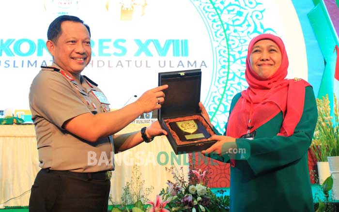 Kapolri Jenderal Tito Karnavian menerima cinderamata dari Khofifah saat Kongres XVII Muslimat NU. foto: BANGSAONLINE