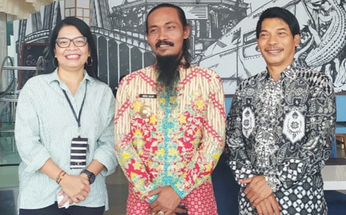 Kades Sekapuk Abdul Halim (tengah) bersama para penyelenggara ACI. foto: ist.