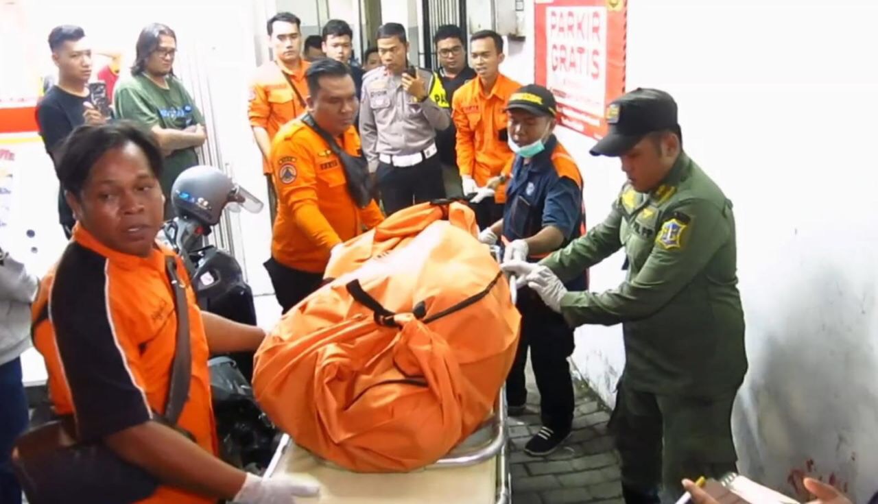 Tim inafis dan Polsek Gubeng saat melakukan evakuasi jenazah korban
