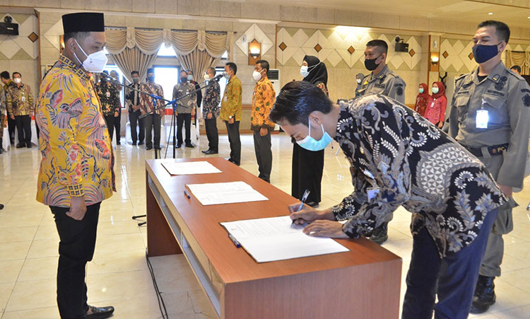 Lantik 29 Pejabat Fungsional, Bupati Gus Yani: Hormati Baju dan Jabatan yang Disandang