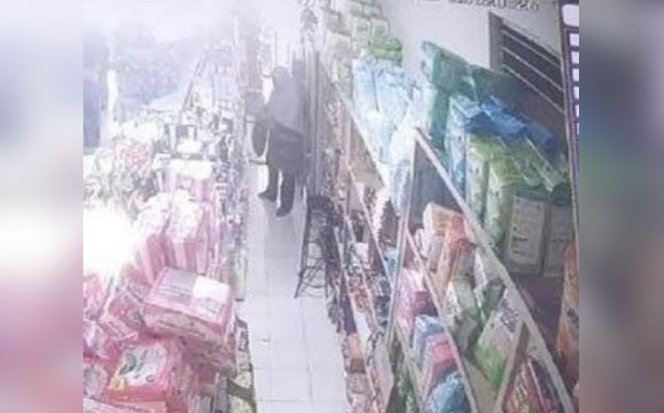 Rekaman CCTV yang menunjukkan detik-detik saat pelaku beraksi. foto: SOFFAN/ BANGSAONLINE