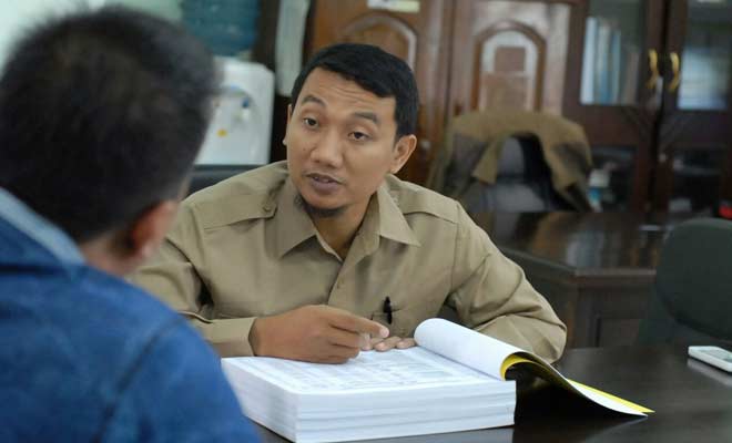 Didik Darmadi, anggota komisi D DPRD Jombang saat memberikan keterangan di ruangannya, Selasa (2/8). foto:  RONY SUHARTOMO/ BANGSAONLINE