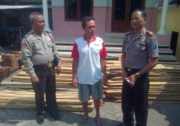 TERSANGKA-Sali diapit petugas Polsek Gondang. (foto: gunadhi/BANGSAONLINE)