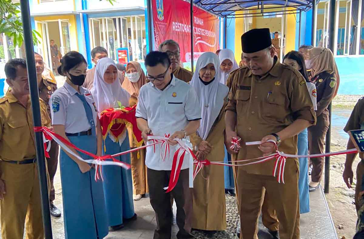 Kajari Nganjuk, Nophy Tennophero Suoth, saat meresmikan Rumah RJ di SMAN 2.