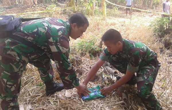 EVAKUASI: Petugas sedang mengevakuasi granat yang ditemukan warga, kemarin. foto: soewandito/BANGSAONLINE
