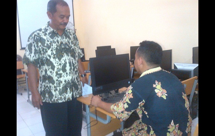 Dewan guru saat melakukan persiapan. Foto:  SOFFAN/BANGSAONLINE 
