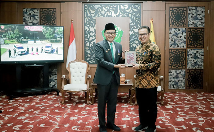 Bupati Pamekasan, Baddrut Tamam, saat menerima penghargaan Manggala Karya Kencana dari Kepala BKKBN RI, Hasto Wardoyo, di Peringgitan Dalam Mandhapa Agung Ronggosukowati.