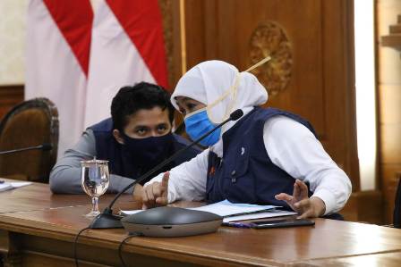 Gubernur Jawa Timur Khofifah Indar Parawansa didampingi Wagub Jatim Emil Elestianto Dardak di Gedung Negara Grahadi Surabaya, Jumat (10/4/2020). foto: istimewa/ bangsaonline.com
