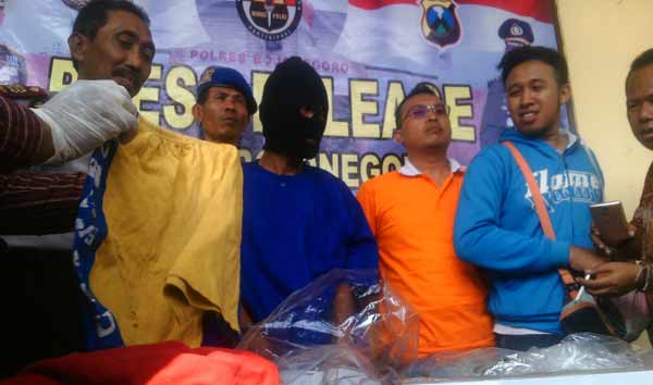 Pelaku dan barang bukti saat di Mapolsek Baureno. foto: eki nurhadi/ BANGSAONLINE