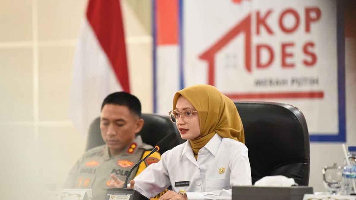Wali Kota Kediri saat menyimak sambutan dari Presiden Prabowo.
