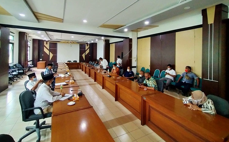 Pelbagai LSM di Kabupaten Pasuruan menggelar audiensi dengan Komisi III DPRD Kabupaten Pasuruan Rabu (18/8/2021) siang. (foto: ist)