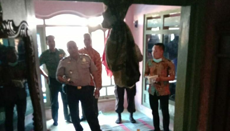 Petugas saat melakukan olah TKP.