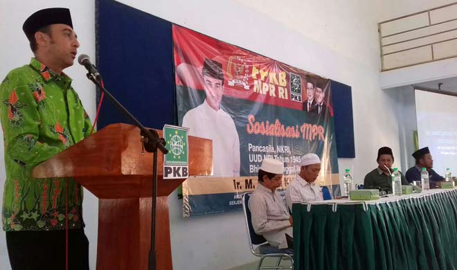 Anggota DPR RI, Ir. Nasim Khan (batik hijau) saat sosialisasi 4 pilar kebangsaan di PP Sumber Bunga Situbondo. foto: BANGSAONLINE
