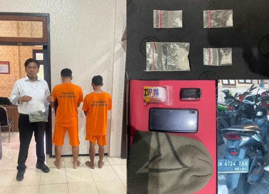 Tersangka beserta barang bukti saat diamankan di Mapolres Pasuruan