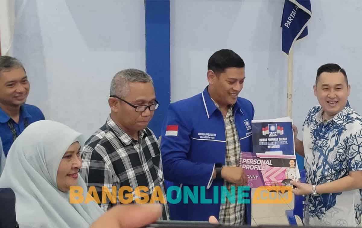 Pilwali Kediri 2024, Ronny Kembalikan Formulir Pendaftaran Bakal Calon Wali Kota ke PAN