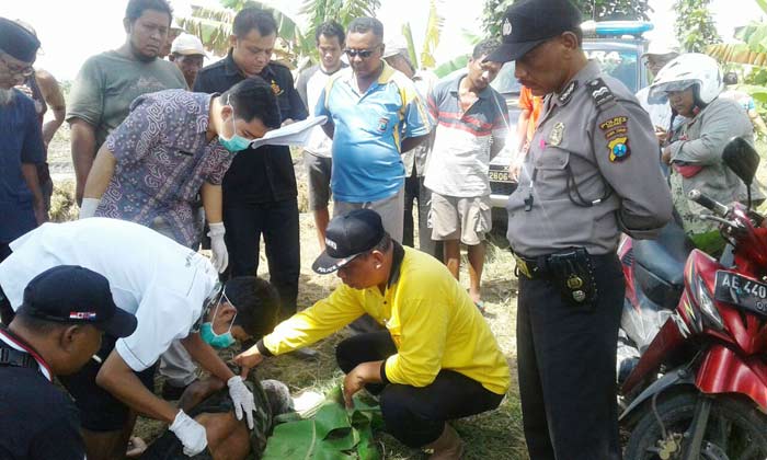 Petugas sedang melakukan olah TKP.