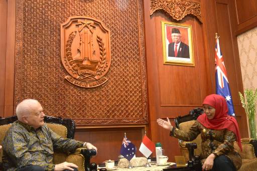  Gubernur Jatim Khofifah Indar Parawansa saat menerima Dubes Australia Gary Quinlan Ao di Gedung Negara Grahadi, Surabaya, Kamis (20/2). Foto: istimewa