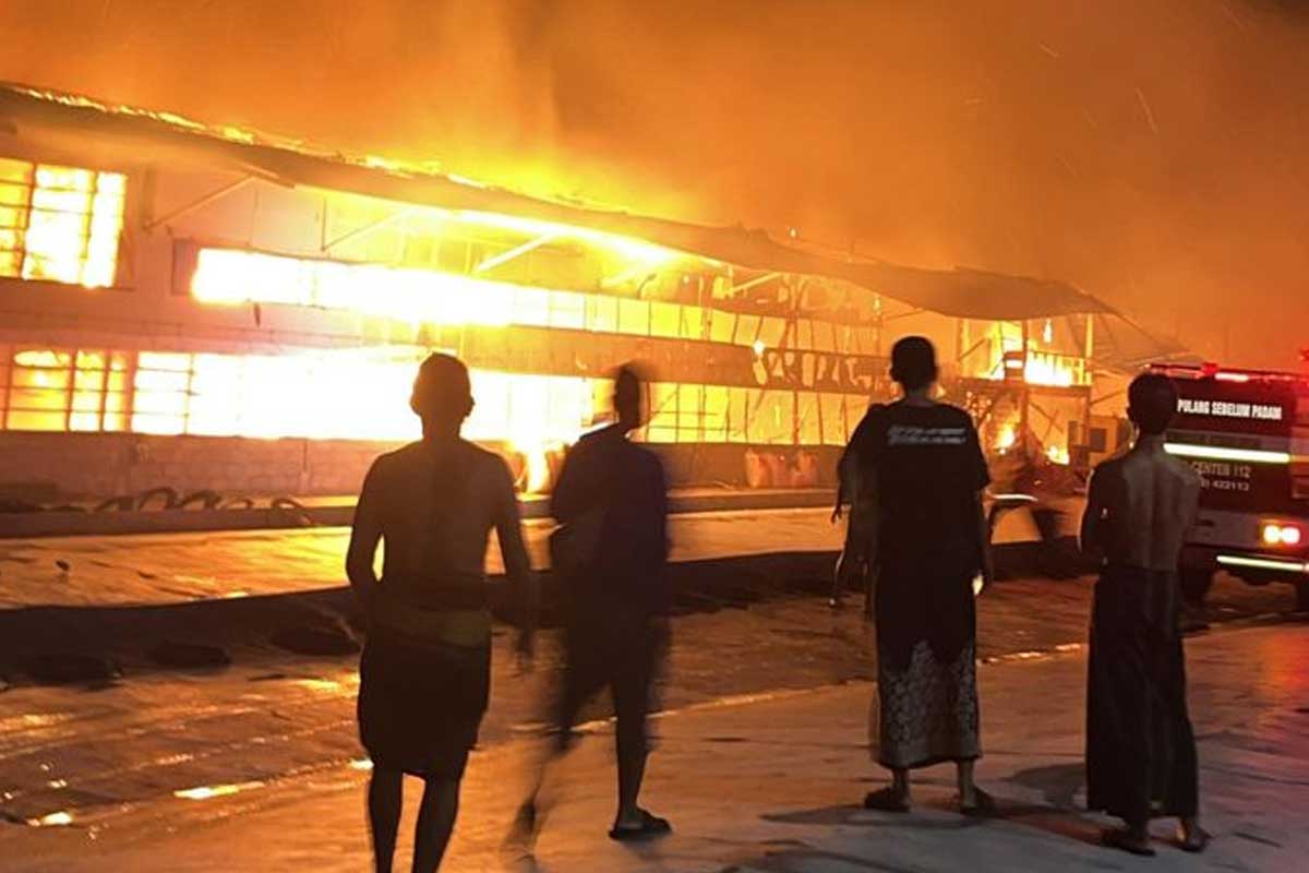 Petugas pemadam kebakaran saat melakukan pemadaman di kandang ayam yang  di Dusun Sumberwangi, Desa Wonosobo, Kecamatan Srono, Banyuwangi, Kamis (18/4/2024).