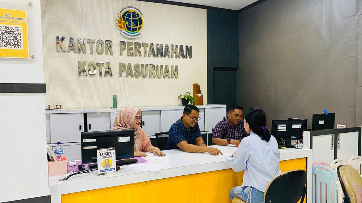 Petugas dari Kantah Kota Pasuruan saat melayani masyarakat di akhir pekan.
