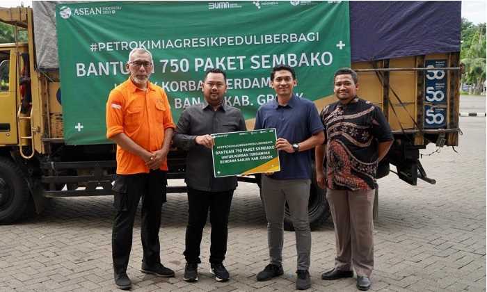 Bupati Gresik, Fandi Akhmad Yani, didampingi Kepala BPBD Darmawan menerima bantuan paket sembako dari Petrokimia Gresik untuk korban banjir. FOTO: SYUHUD/BANGSAONLINE.com
