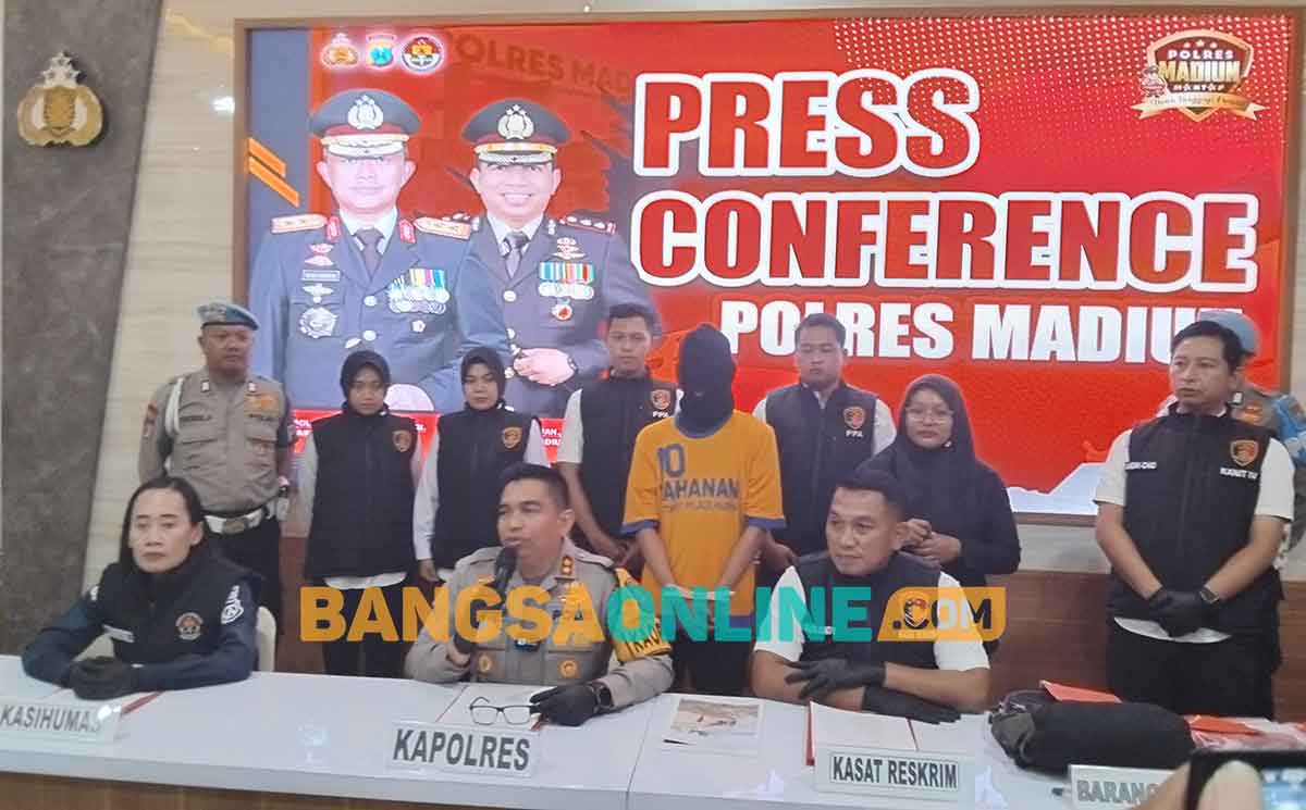 Konferensi pers terkait pembuangan bayi di Mapolres Madiun. Foto: HENDRO SUHARTONO/BANGSAONLINE