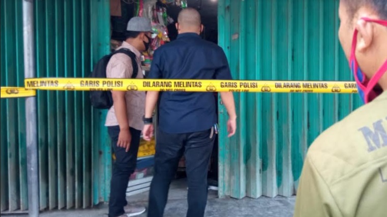 Petugas melakukan olah TKP di toko milik korban.
