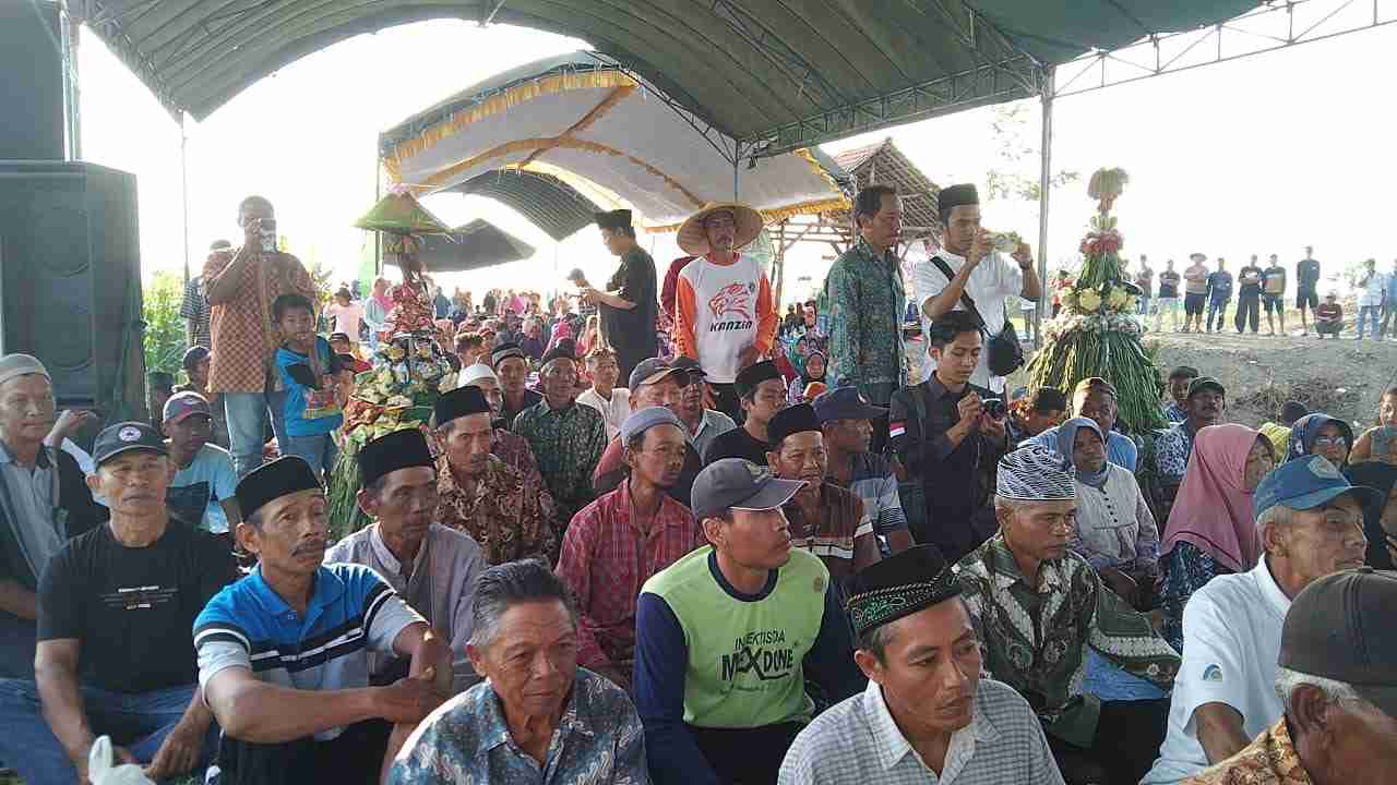 
Warga saat mengikuti acara sedekah bumi yang digelar oleh Paguyuban Petani Masyarakat Sejahtera Bersama Kediri. (Ist).