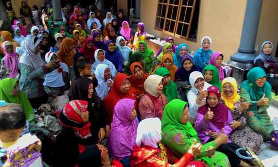 ANTUSIAS: Jamaah Muslimat Kepung saat bertemu dengan calon Bupati Kediri, dr. Hj. Hariyanti Sutrisno. foto: arif kurniawan/BANGSAONLINE